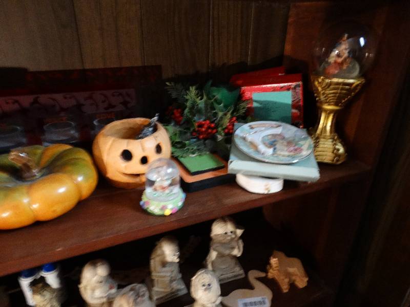 lot 706 image: Lot of various Holiday items
