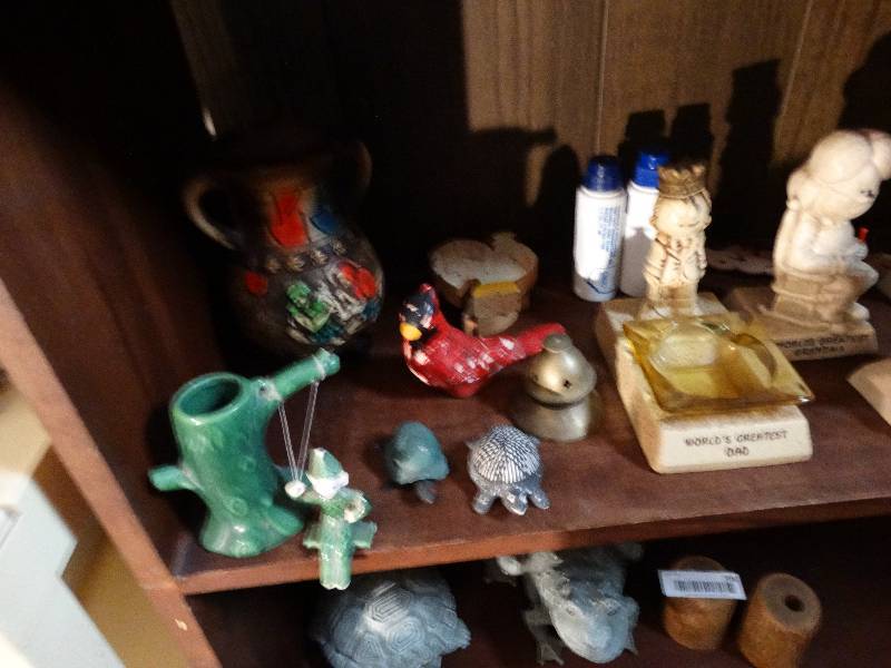 lot 707 image: Home decor items statues