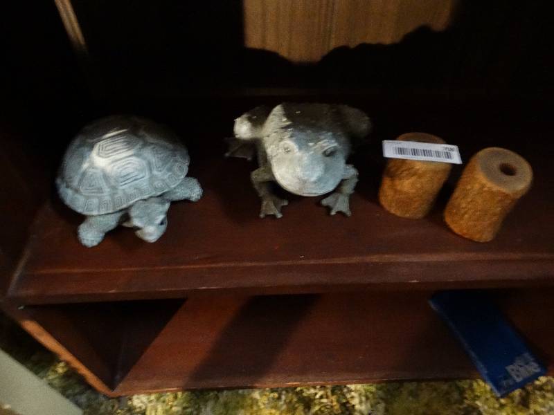 lot 708 image: Frog & Turtle yard decor & 2 small tree stump candle holders.