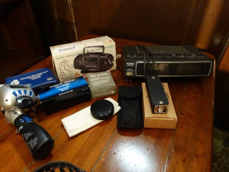 lot 709 image: Various electronics- fishing game alarm clock misc.