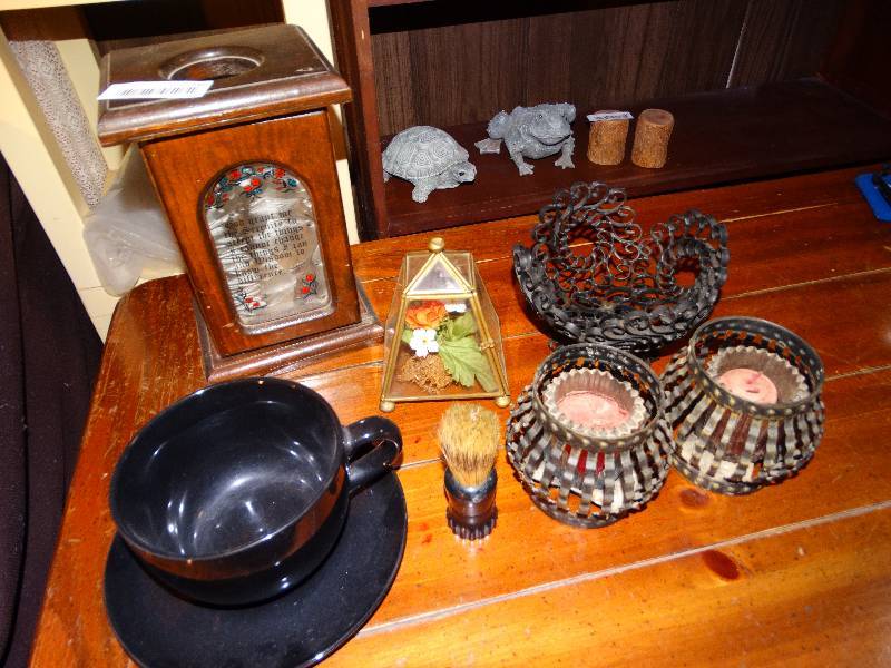 lot 710 image: Home decor items.