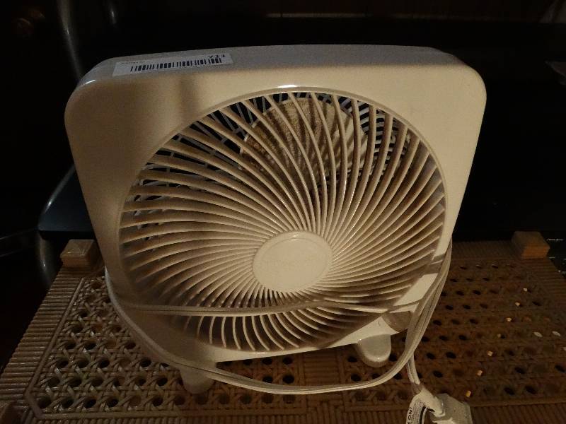 lot 711 image: Table top fan