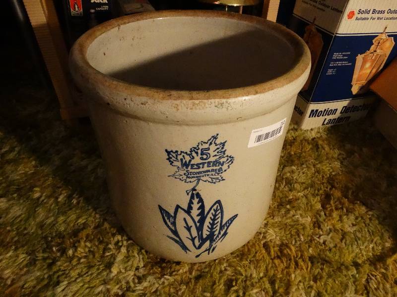 lot 712 image: Western 5 gallon crock.- No cracks