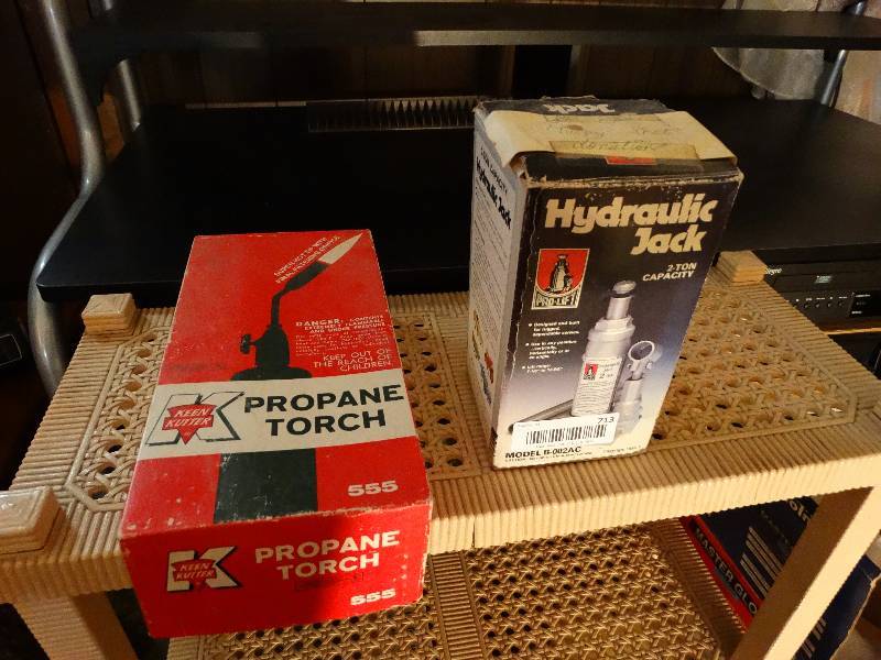 lot 713 image: 2 ton hydraulic jack & propane torch in box