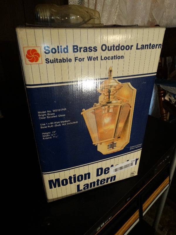 lot 716 image: Solid brass outdoor lantern w bulbs