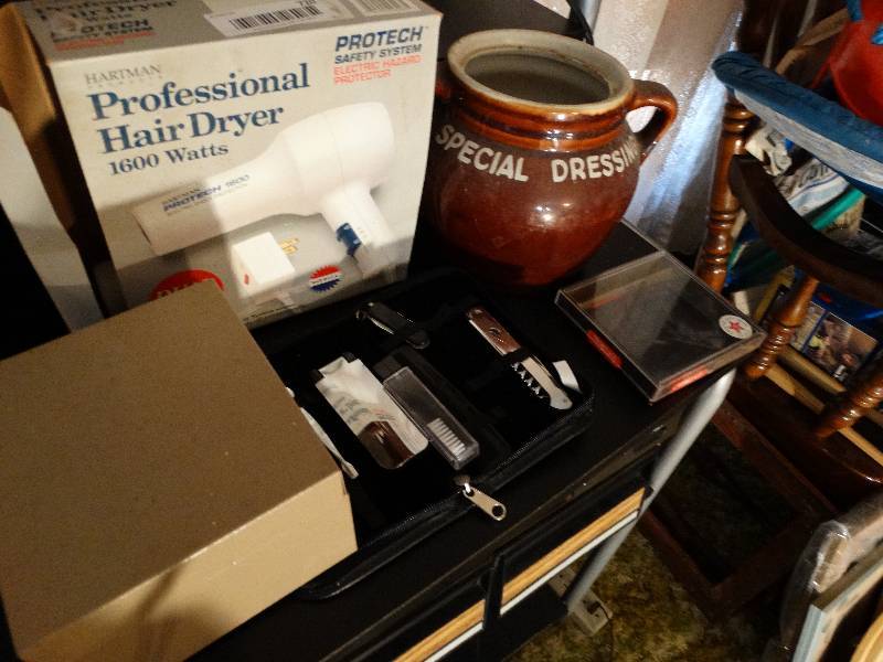 lot 720 image: Hair dryermanicure setwalletdressing pot