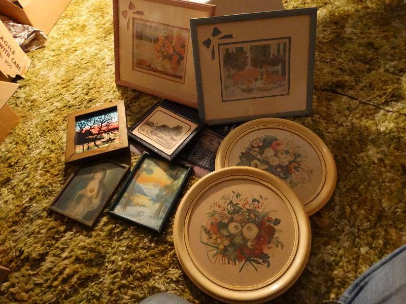lot 725 image: Lot of various wall art