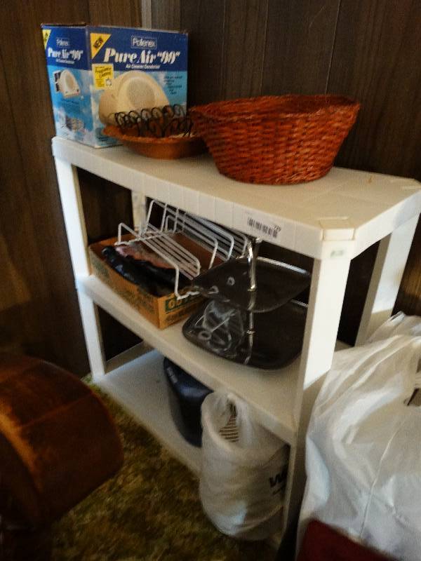 lot 729 image: Plastic shelf w contents- Home decor items.