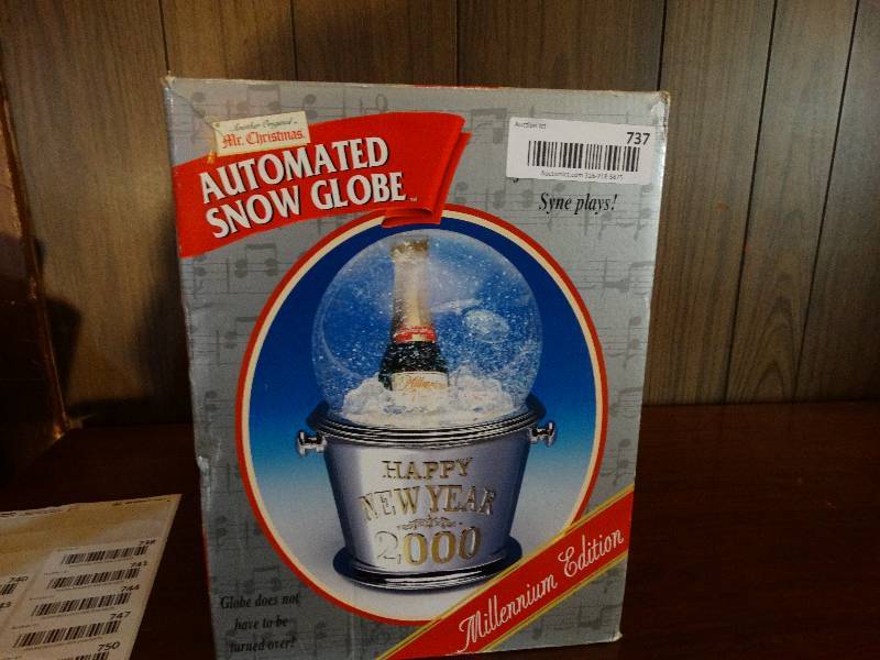 lot 737 image: 2000 automated snow globe
