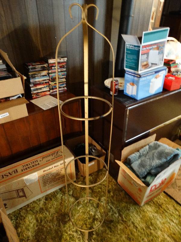 lot 746 image: Metal pie rack