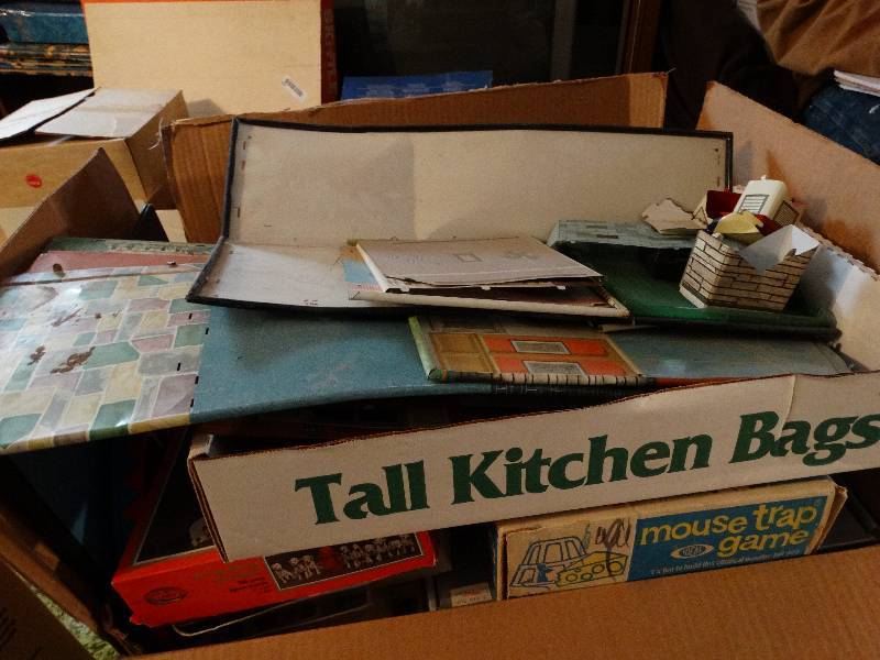lot 748 image: Large lot of vintage games & puzzles