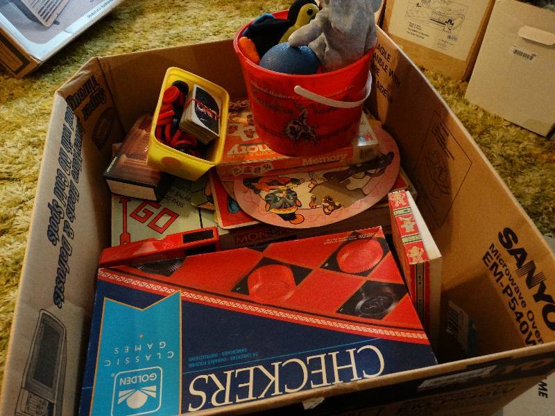 lot 750 image: Large lot of various games & puzzles