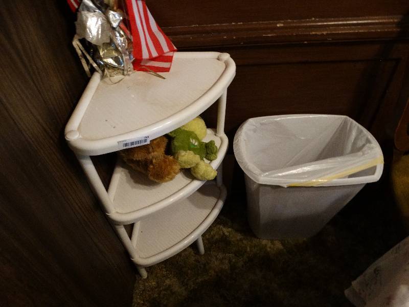lot 755 image: Plastic corner shelf w contents & trash can