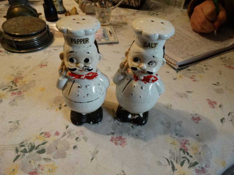 lot 761 image: Vintage saltpepper shakers