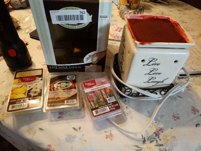 lot 762 image: Wax warmer w scents