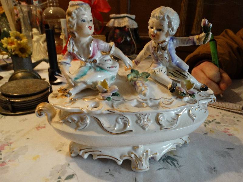 lot 763 image: Antique covered dish