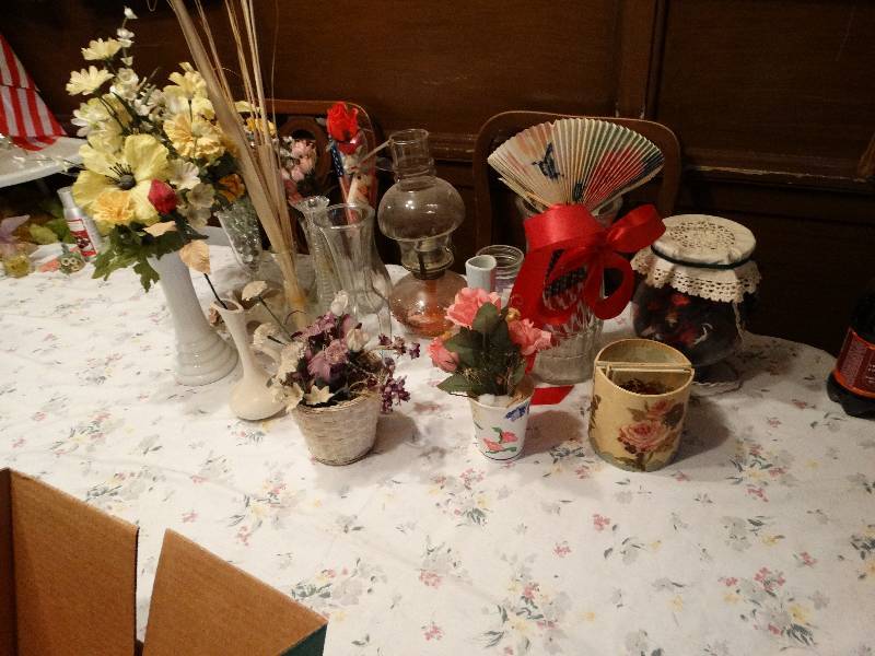 lot 766 image: Various vases home decor