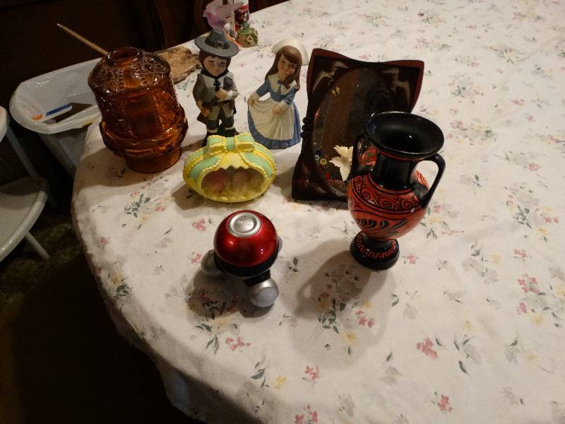 lot 769 image: Home decor items.