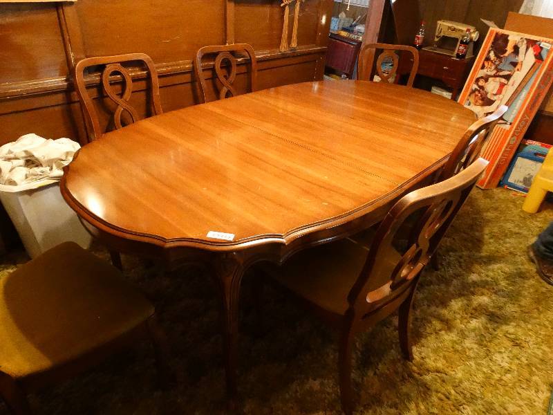 lot 770 image: Dining table w 6 chairs & 1 leaf