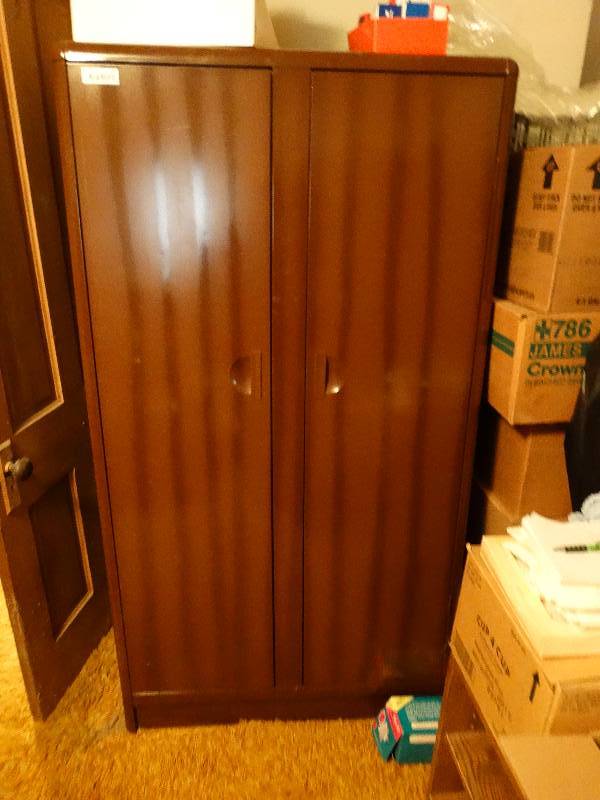 lot 772 image: Vintage metal closet w clothes