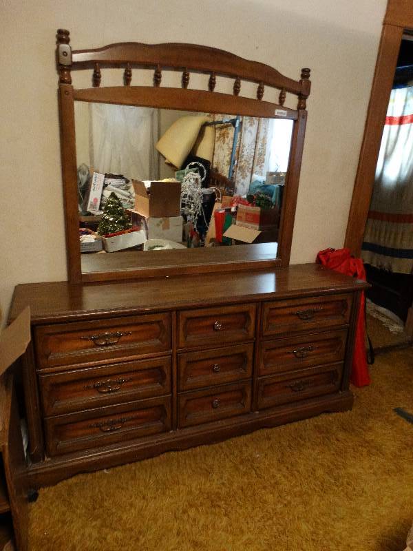 lot 774 image: 9 drawer dresser w mirror