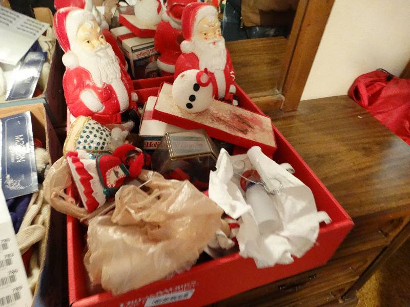 lot 778 image: Lot of Christmas items.