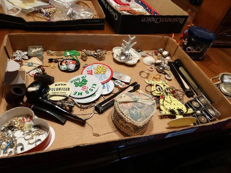 lot 783 image: Lot of unsearched costume jewelry