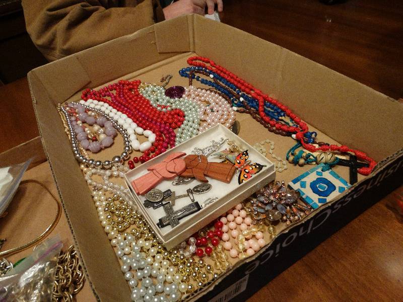 lot 785 image: Lot of costume jewelry