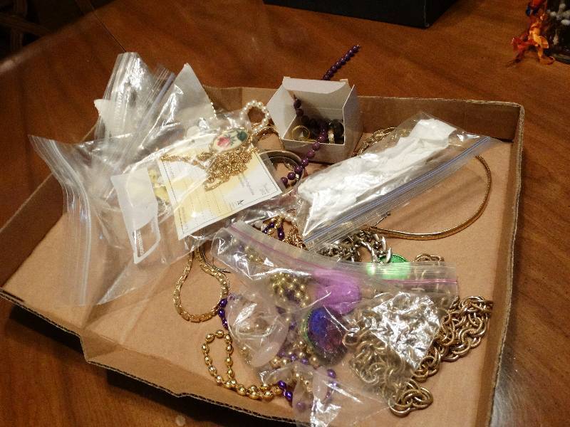lot 786 image: Lot of costume jewelry