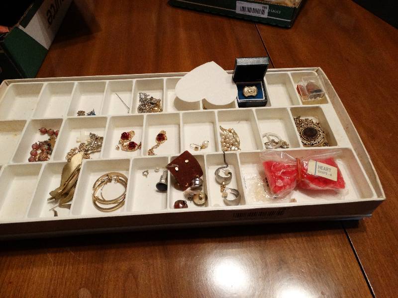 lot 787 image: Lot of costume jewelry