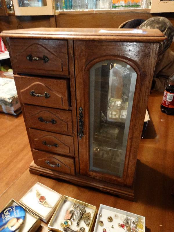 lot 790 image: Wood jewelry box w costume jewelry