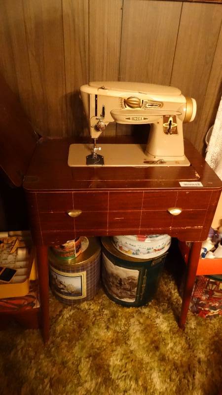 lot 551 image: Singer Model- 500-A sewing machine w cabinet