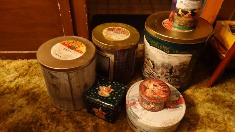 lot 552 image: Lot of various empty metal storage tins