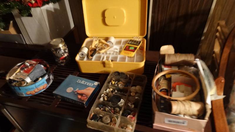 lot 553 image: Lot of vintage buttons & sewing notions