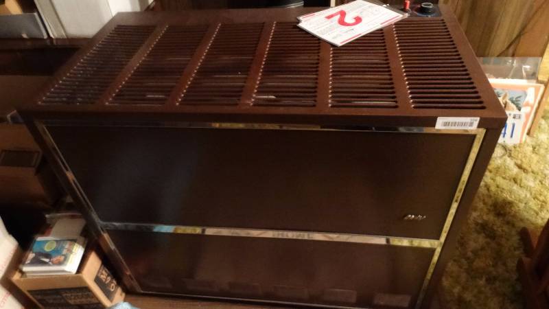 lot 556 image: Cozy natural gas heater- 70,000 BTU- Looks New