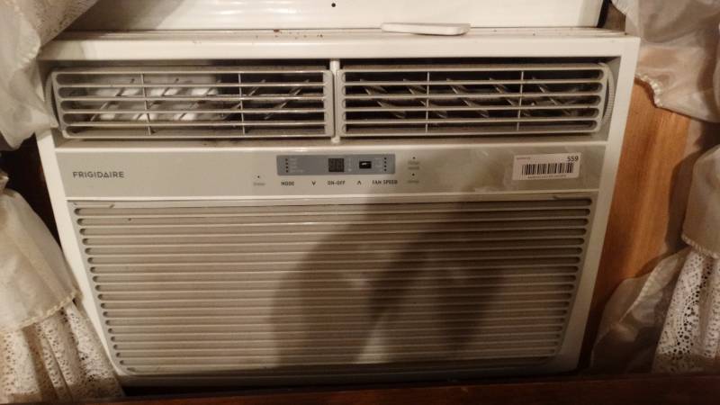 lot 559 image: Frigidaire window AC unit w remote- Digital