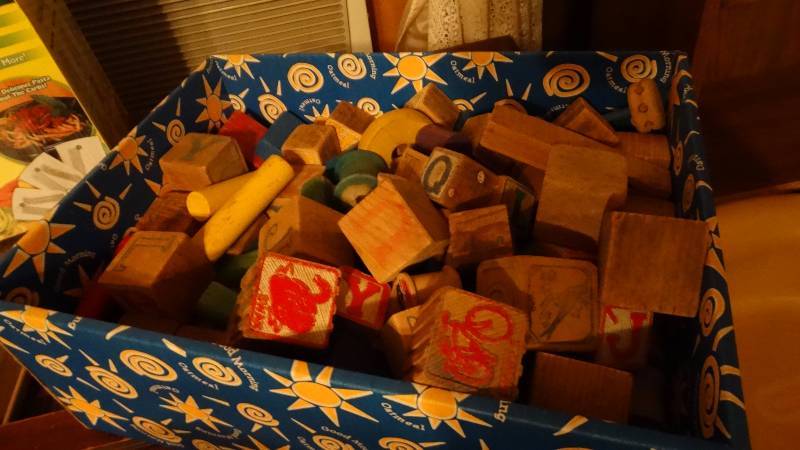 lot 562 image: Box of vintage wood blocks