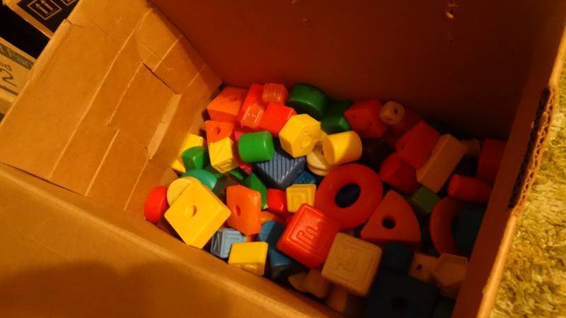 lot 563 image: Box of plastic blocks
