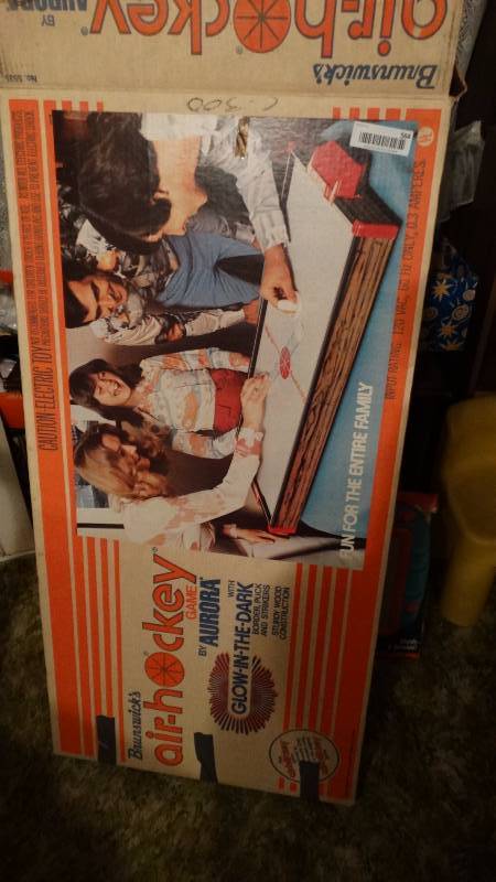 lot 564 image: Vintage Brunswick air hockey in box