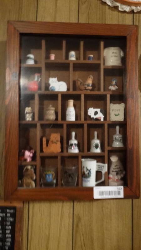 lot 565 image: Shadow box w collectables
