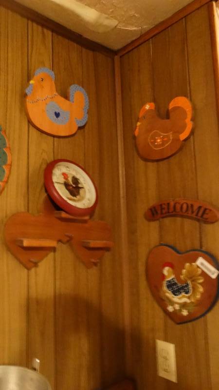 lot 566 image: Lot of various wall decor