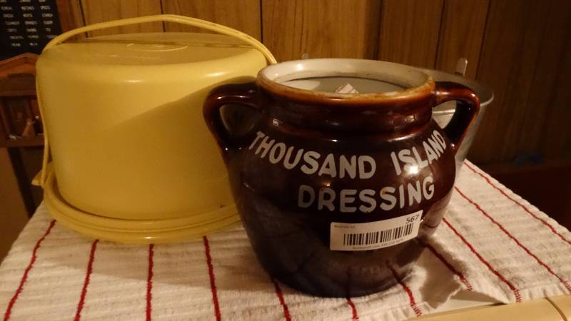 lot 567 image: Tupperware cake holder & pot w handles
