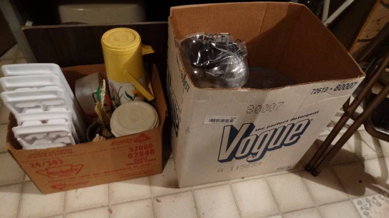 lot 570 image: 2 boxes of various kitchen items