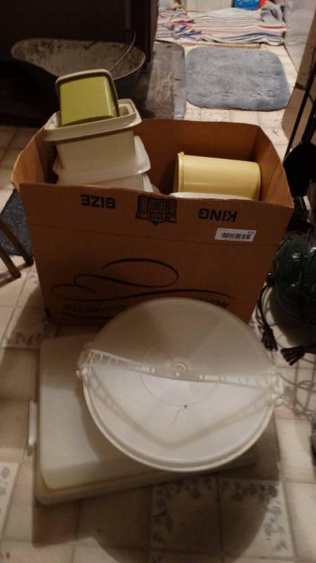 lot 571 image: Lot of tupperware plastic food containers