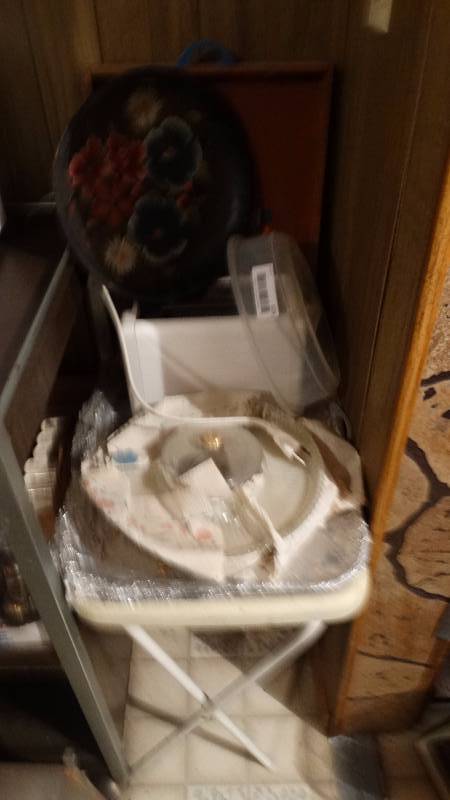 lot 573 image: Lot of kitchen items & tv tray