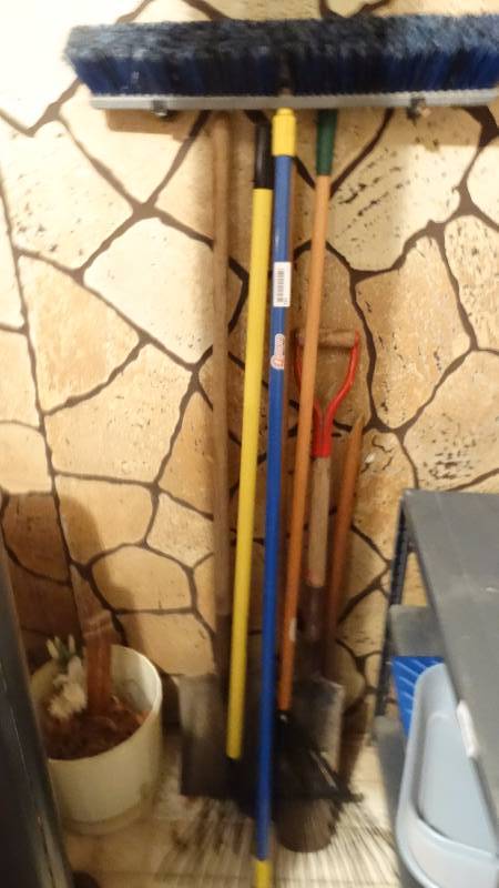lot 582 image: Long handle tools flower pot