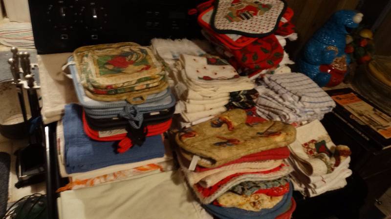 lot 594 image: Lg lot of kitchen towelswash clothes