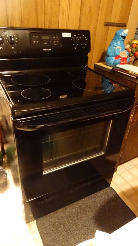 lot 598 image: Frigidaire electric glass top stove- Like new