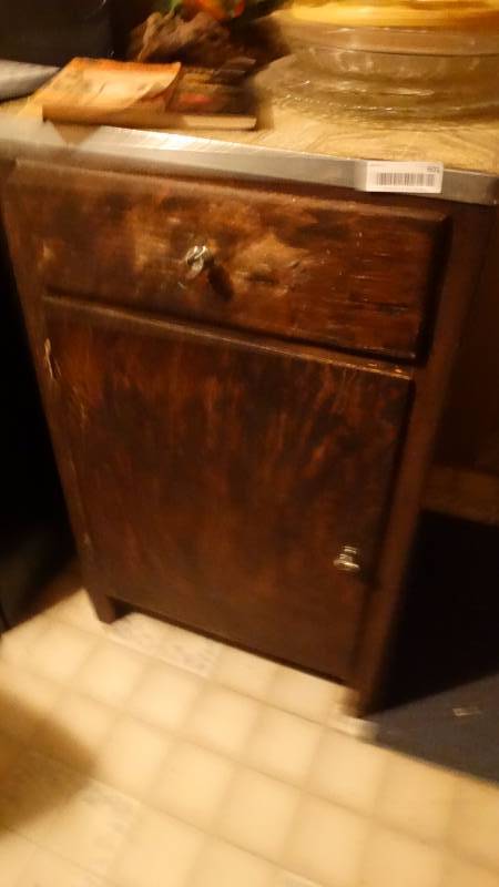 lot 601 image: Vintage kitchen cabinet- No contents