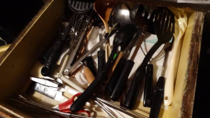 lot 602 image: Lot of kitchen utensils
